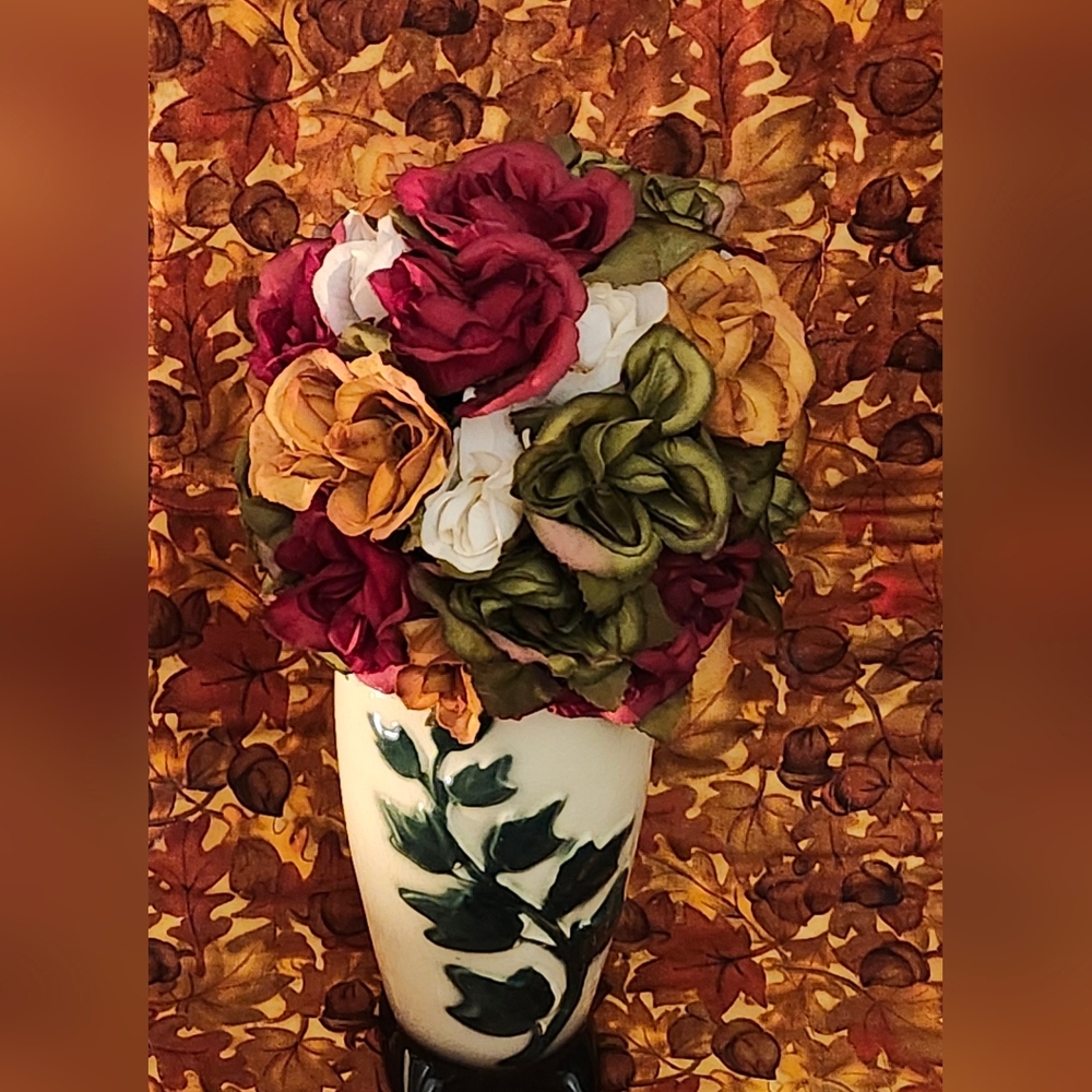 Beautiful Royal Copley vase w climbing Ivy!  7 inch. C photos. Pottery ceramic